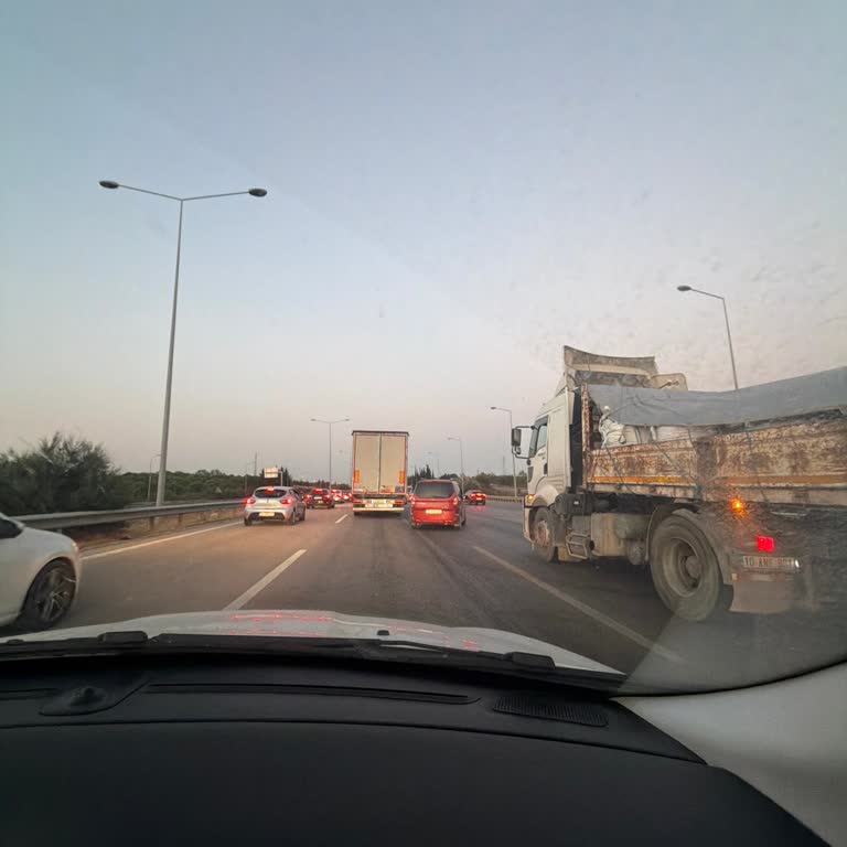 Bursa Hastane Yolu Trafik Sıkışıklığı Ve Kamyonların Yol Açması Nedeniyle Mağduriyet