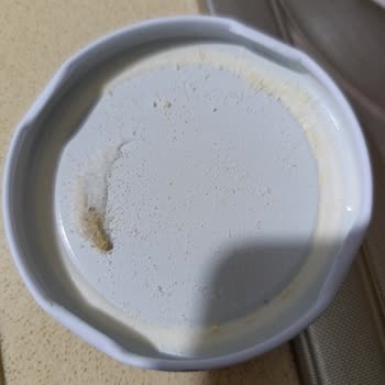 Organik Bebek Muhallebisi İçinde Kurt Ve Solucan