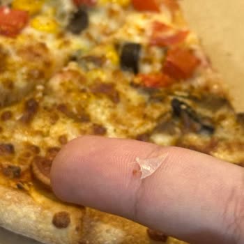 Pizza Siparişimde Keskin Plastik Parça Çıktı