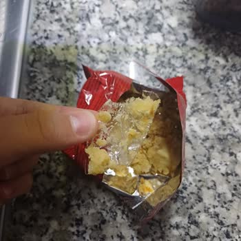 Casey Meyveli Kek'te Plastik Parça Çıktı; Sağlık Riski Ve Gıda Güvenliği Endişesi