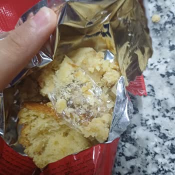 Casey Meyveli Kek'te Plastik Parça Çıktı; Sağlık Riski Ve Gıda Güvenliği Endişesi