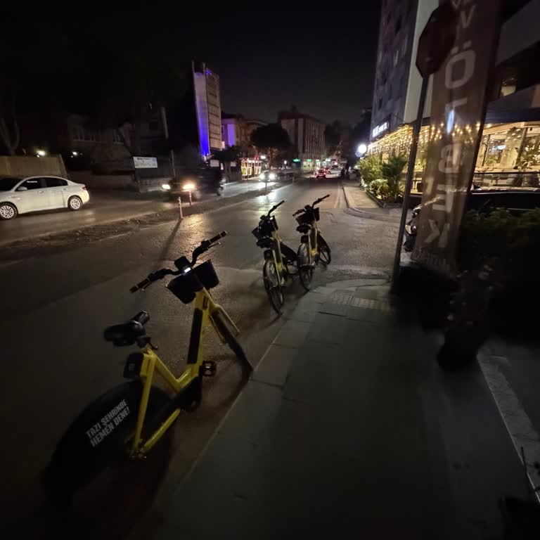 Süreyyapaşa Caddesi’nde Tazı Elektrikli Scooterların Park Alanlarını Engellemesi