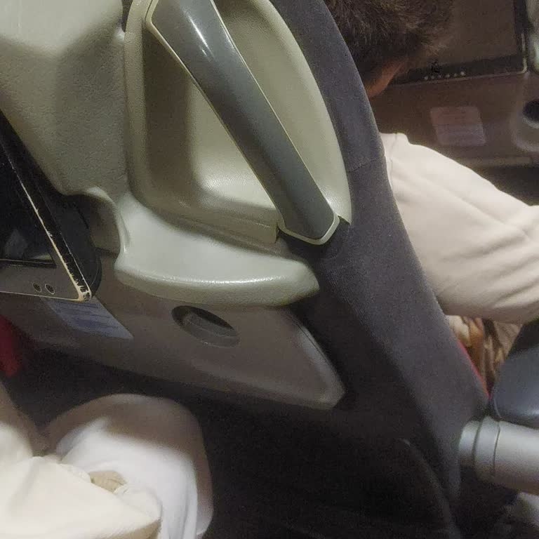 Ön Koltuktaki Yolcunun Kucağımda Uyuması Ve Personelin Çözüm Sunamaması