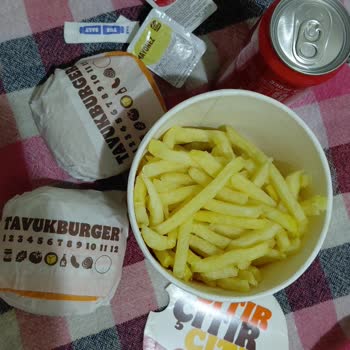 Bir Saat Geciken Ve Buz Gibi Soğuk Hamburger Ve Patates İçin İade Talebi