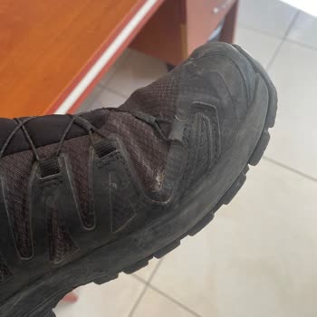 Desgarros y filtración en Salomon XA Pro, solicito cambio o abono