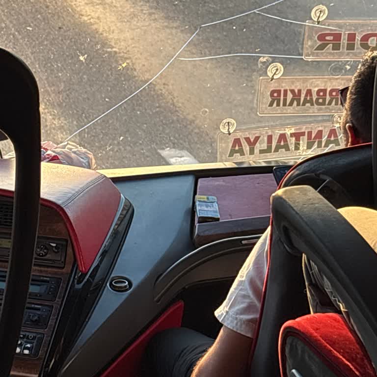 Otobüs İçinde Sigara İçilmesi Yolcuları Güvenlik Ve Sağlık Açısından Tehlikeye Atıyor