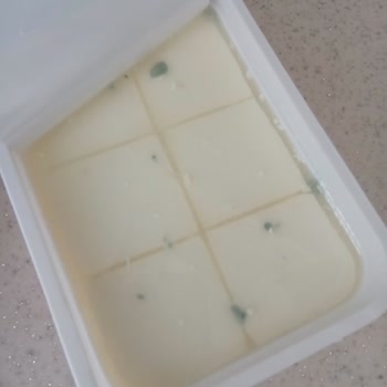 Ekici Süzme Peynirinde Son Kullanma Tarihi Geçmemiş Mavi Yeşil Küf