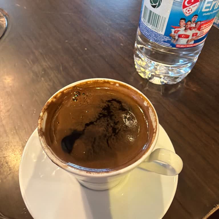 Kahve Dünyası Vadi İstanbul Şubesinde N***’nın Gergin Ve Kaba Davranışı