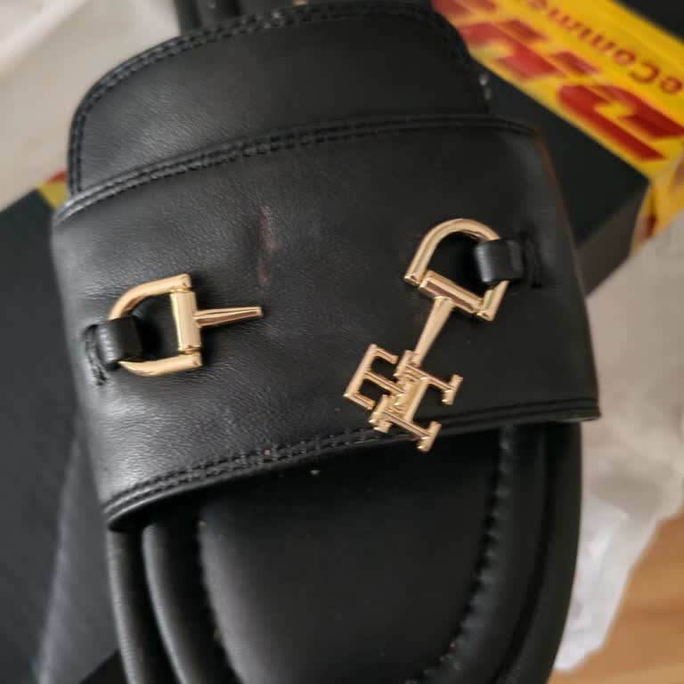 Tommy Hilfiger Sandal Metal Parçası 1 Ayda Kırıldı, Garanti Reddiyle Karşılaştım