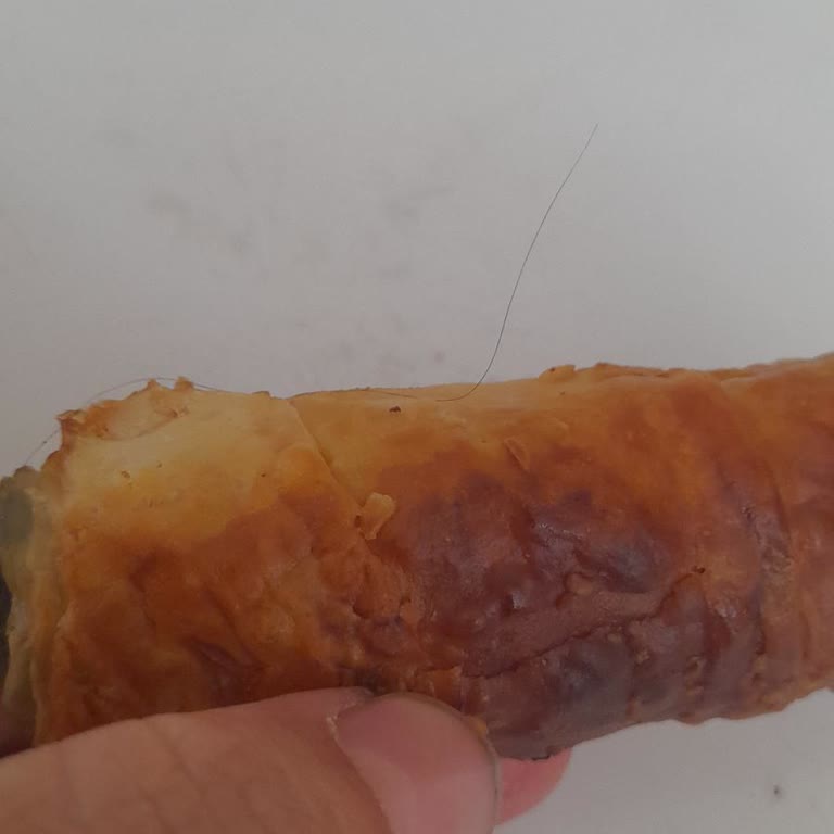 Superfresh Ispanaklı Rulo Börekte Siyah Kıl: Hijyen Endişesi Ve İade Talebi