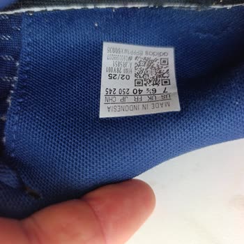 Adidas Ayakkabısında Erken Yırtılma, FLO Mağazası Çözüm Sunmuyor