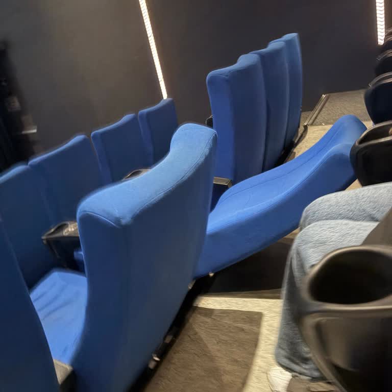 Kırık Koltuklar Ve Görevli Eksikliği Sinema Keyfini Bozdu