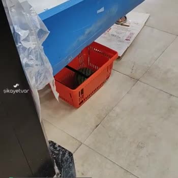 Pislik İçinde Migros Mağazası