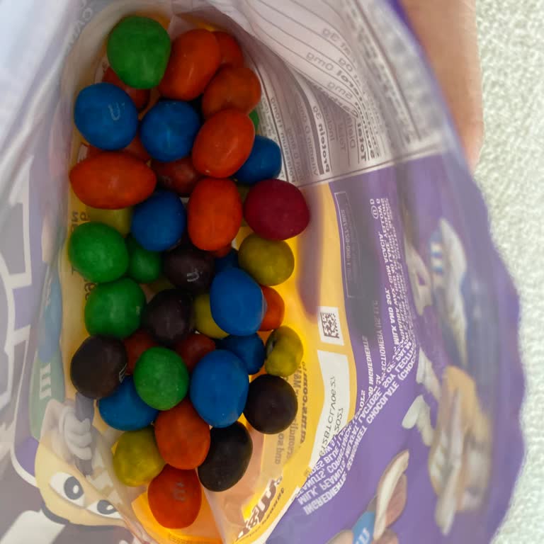 Büyük M&M’s Paketi Sadece Tek Kırmızı Draje