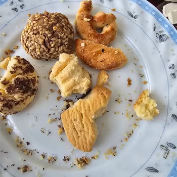 Kuru Pasta Bayat Ve Kırık Paketlenmiş Sunulması Misafirleri Hayal Kırdı