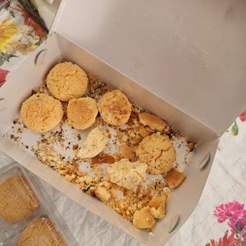 Kuru Pasta Bayat Ve Kırık Paketlenmiş Sunulması Misafirleri Hayal Kırdı