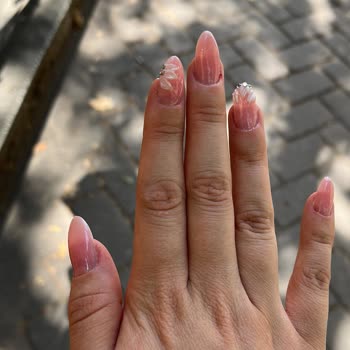 Betül Nail Studio Tırnaklarım Hem Şekil Hem De Görüntü Olarak Özensiz Ve Kötü Duruyordu