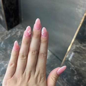 Betül Nail Studio Tırnaklarım Hem Şekil Hem De Görüntü Olarak Özensiz Ve Kötü Duruyordu