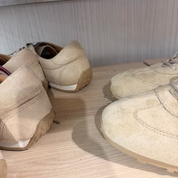 LCW Ankara Metromall Mağazasında Tozlu Ürünler Ve Yüksek Sesli Telsiz Kullanımı