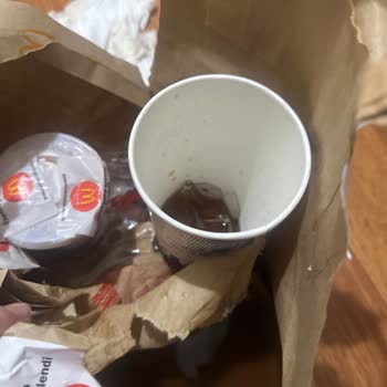 McDonald's Siparişinde Dökülen İçecek Ve Karışan Dondurma, Hijyen Sorunu