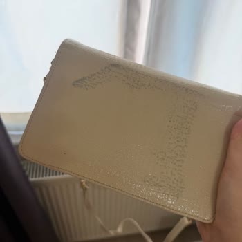 Mavi Çantada Boya Sızıntısı Nedeniyle Diğer Çantalar Ve Kıyafetler Boyandı