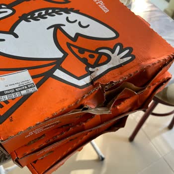 Hasarlı Ve Islak Pizza Kutuları, Dağılmış Ürün Ve Müşteri Hizmetlerinin Tutumu