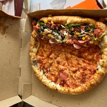Hasarlı Ve Islak Pizza Kutuları, Dağılmış Ürün Ve Müşteri Hizmetlerinin Tutumu