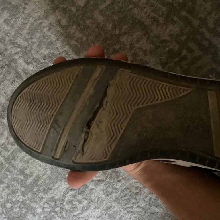 Garanti Kapsamındaki Ayakkabının Alt Tabanı Patladı, Değişim Talebi