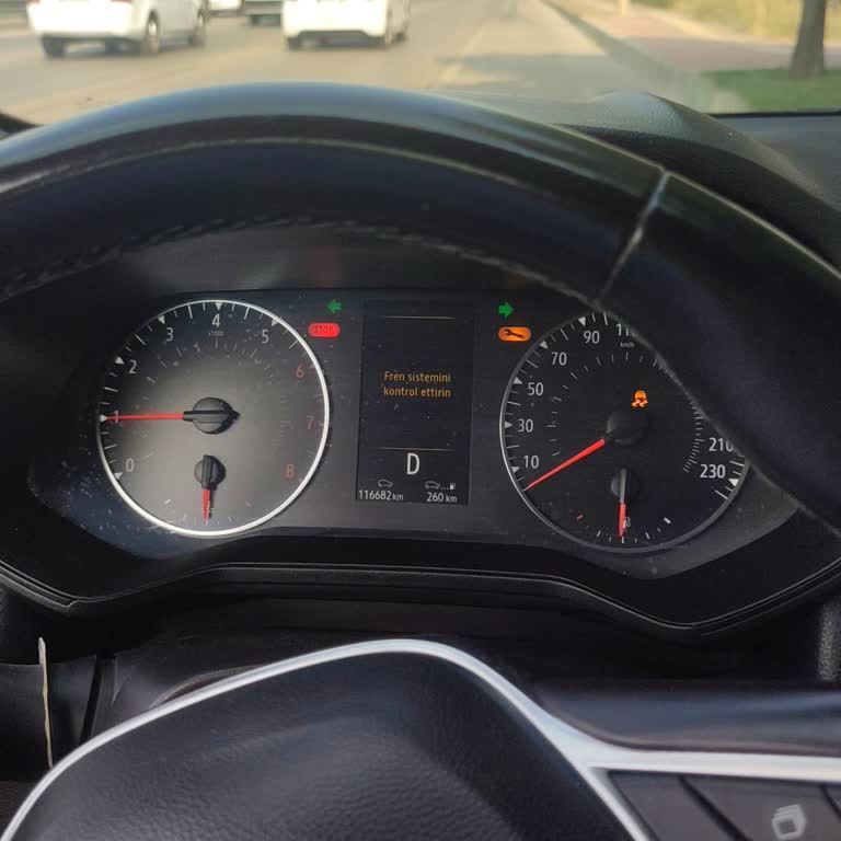 Renault Clio’da Motor Hasar Riski Ve Fren Uyarıları Trafikte Güvenlik Tehlikesi