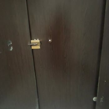 Kadın Tuvaletinde Cam Eksikliği Ve Kapı Delikleri Gizlilik Ve Hijyen Sorununu Oluşturuyor