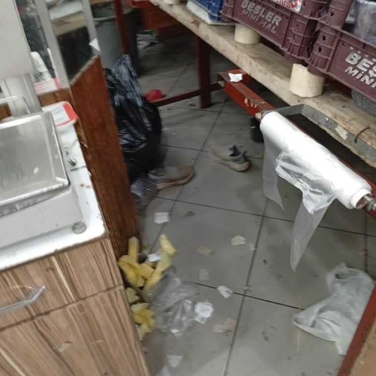 Markette Personelin Ayakkabısını Çıkarıp Atması Ve Hijyen İhlali