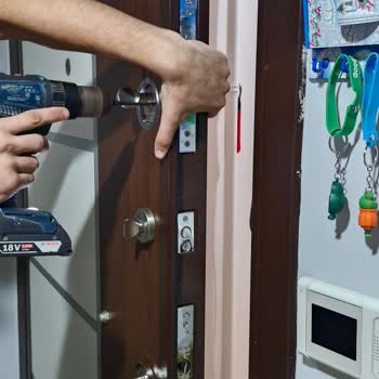Erol Elektrik Yaptıkları Anahtar Kapının Üst Göbeğine Giriyor Ancak Kesinlikle Dönmüyor