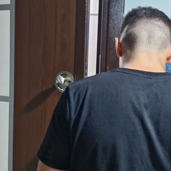 Erol Elektrik Yaptıkları Anahtar Kapının Üst Göbeğine Giriyor Ancak Kesinlikle Dönmüyor