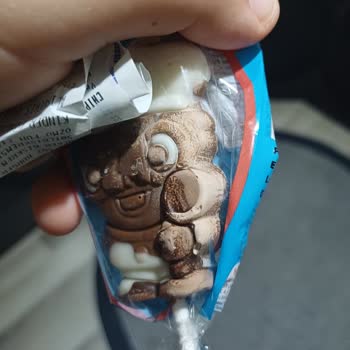 Şok Market'ten Bozulmuş Ozmo Fun Çocuk Çikolatası Üzerinde Beyaz Kabarcıklar