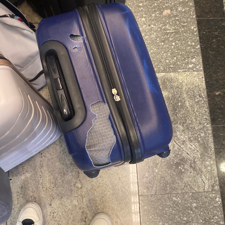 Kırık Valiz Ve Haksız Suçlamalarla Karşılaşılan Kötü Muamele