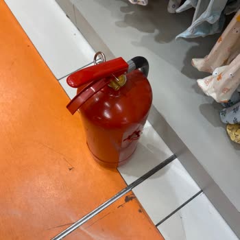Mağazada Emniyetsiz Yangın Tüpü Ve Çalışanın Kırıcı Üslubu