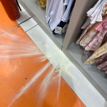 Mağazada Emniyetsiz Yangın Tüpü Ve Çalışanın Kırıcı Üslubu