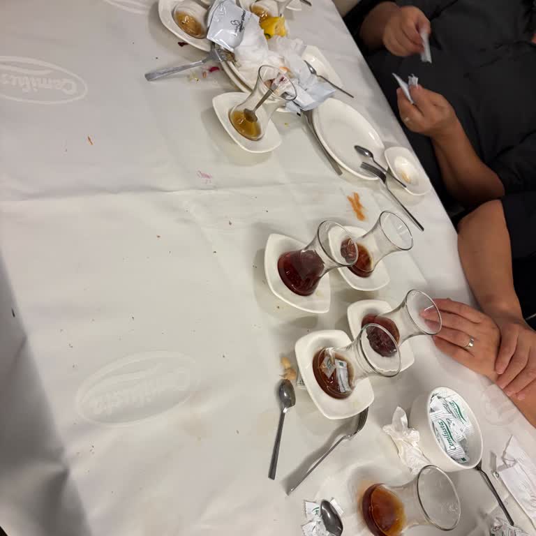 Garsonların İlgisiz Tavrı Ve Temizlik Sorunları Restoranda Kötü Deneyim Yarattı