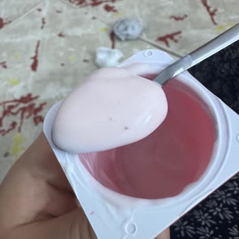 Danone Tikveşli Danino Yoğurt İçinde Siyah Siyah Küçük Parçacıklar Fark Ettim