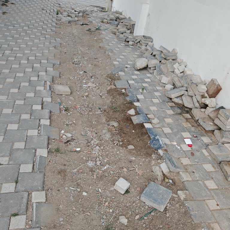 Aksa Doğalgaz Bahçe Parke Taşlarının Yeniden Döşenmemesi Ve Şikayetlerin Cevapsız Kalmaması