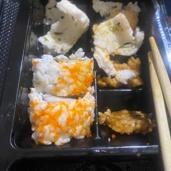 Sushi Box Ürünlerinde Sert Pirinç Ve Lezzetsiz Somon, Saklama Koşulları Şikayet Edildi