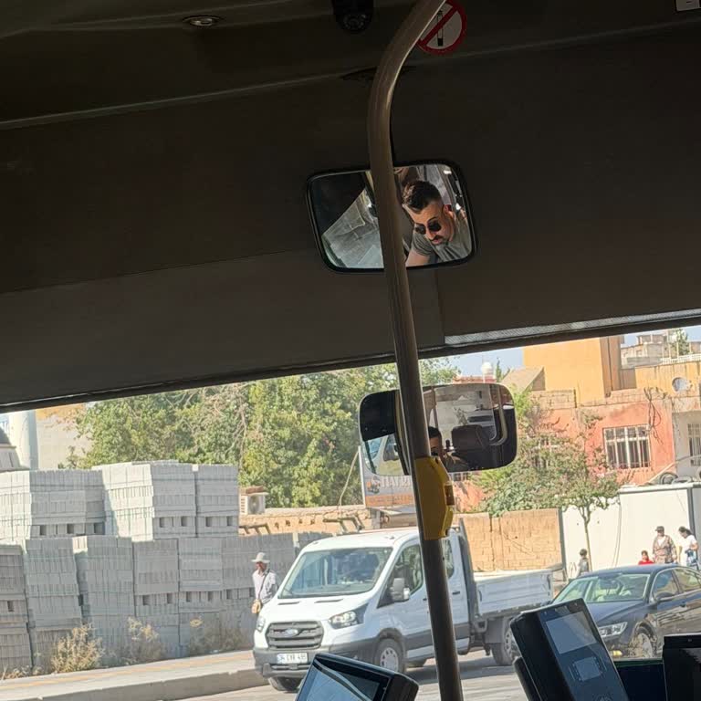 Otobüs Şoförlerinin İşitme Engellileri Otobüsten İndirmesi Ve Hakaret