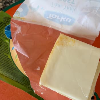 Kim Market’ten Alınan Torku Tost Peynirinde Erken Bozulma Ve Renk Değişikliği
