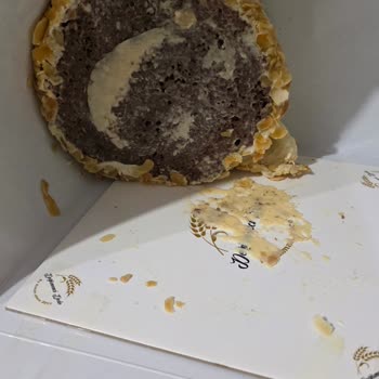 Doğum Günü Pastası Dağıldı, Misafir Önünde Mahcubiyet