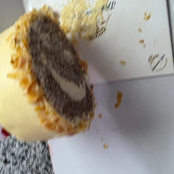 Doğum Günü Pastası Dağıldı, Misafir Önünde Mahcubiyet