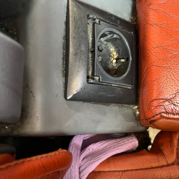 Perdesiz Ve Kirli Otobüste Güneş Maruziyeti, Hijyen Sorunu Ve Personel İlgisizliği