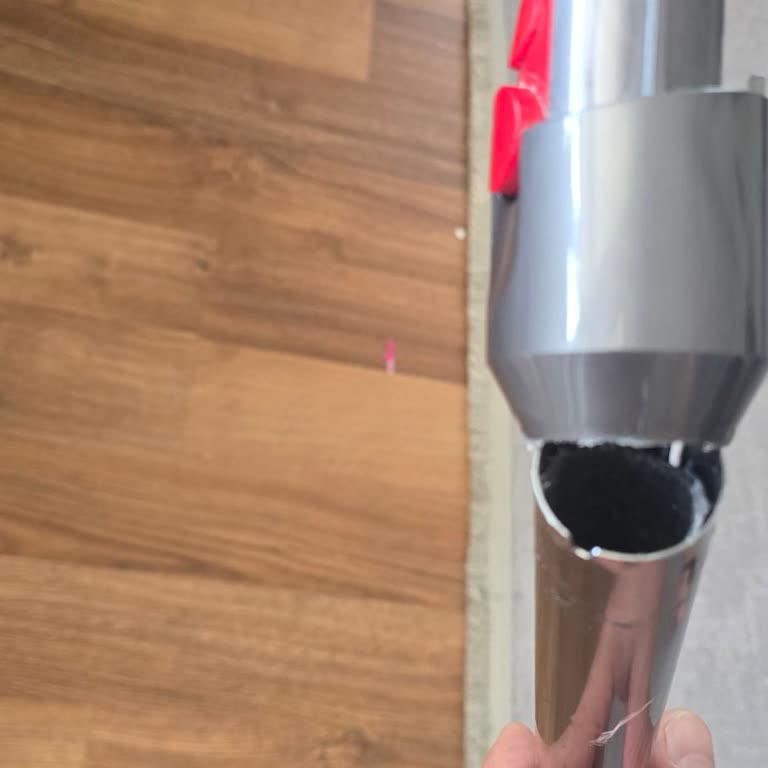 Dyson V12 Metal Boru Kendi Kendine Gevşeyip Kırıldı, Garanti Kapsamında Ücretsiz Değişim Talebi