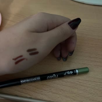 Emily Göz Kalemi Renk Uyumsuzluğu Ve Hayal Kırıklığı
