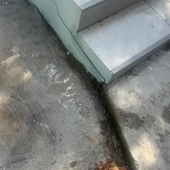 İSKİ Borusu Patladı, Yardım Gelmedi Ve Yolda Su Tehlike Yaratıyor