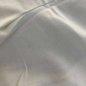 Ebu Privé Beyaz Pantolon Üzerindeki Kahverengi Lekeler Değişim Bekliyor